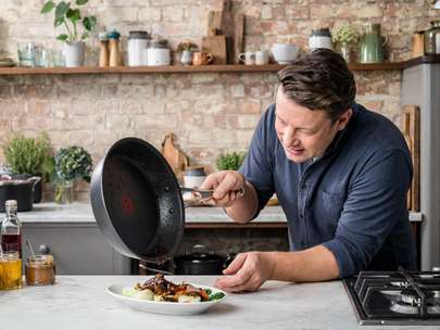 JAMIE OLIVER Cook's Classics Induction Non-stick Hard Anodised 5-piece Cookware Set image 2