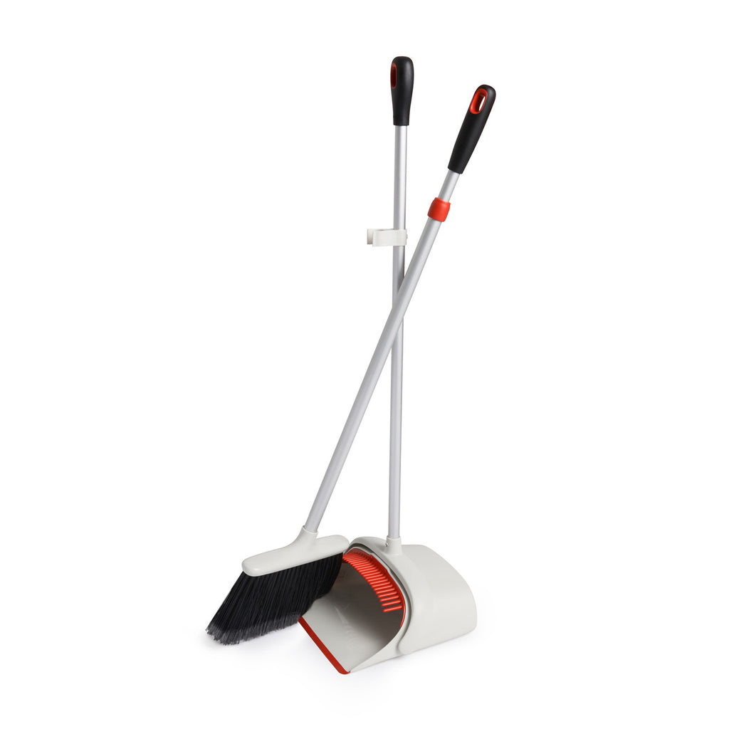 OXO Good Grips Large Sweep Set With Extendable Broom image 4
