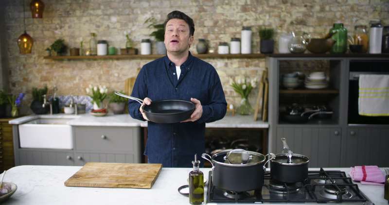 JAMIE OLIVER Cook's Classics Induction Non-stick Hard Anodised Sautepan 26cm/4.1L + Lid image 3