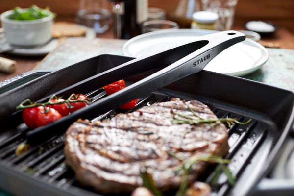 Staub Tongs image 1