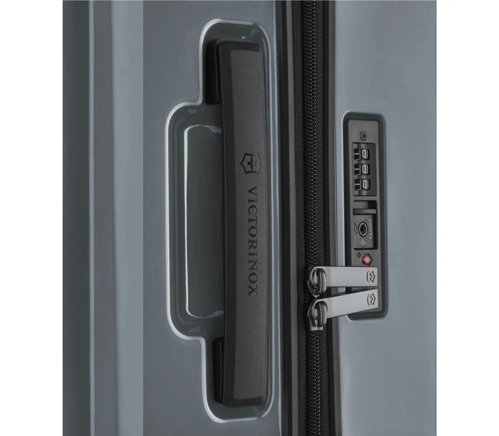 Victorinox Airox Medium Hardside Case- Capacity 74L - 46cm x 29cm x 69cm image 4