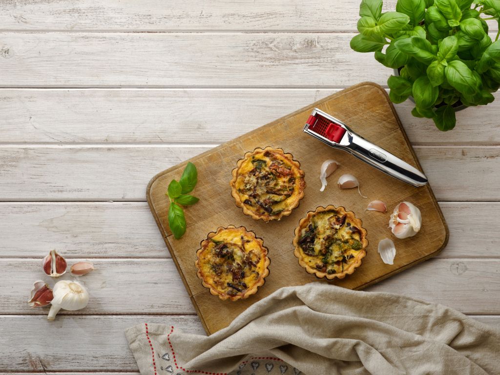 Zyliss Easy Release Garlic Press image 2